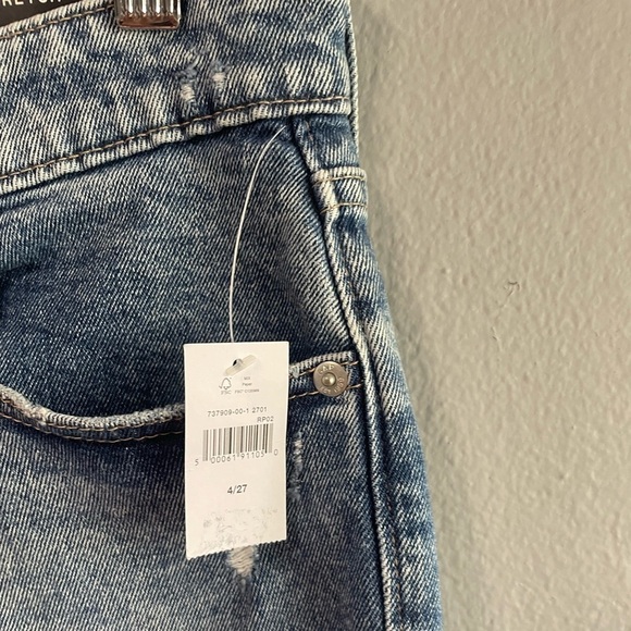 NWT Gap stretch bermuda distressed cutoff denim shorts. Size 4/27 - Picture 6 of 9